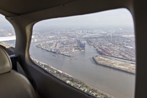 Luftaufnahme des Hamburger Hafens aus dem Flugzeug