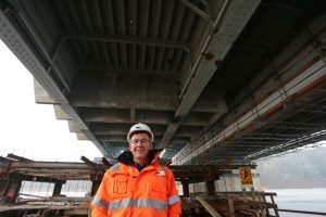 Brückenabriss-Arbeiter Carsten Sternberg unter der Petersdorfer Brücke