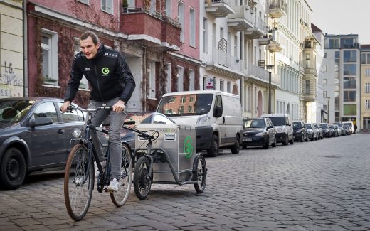 Das Berliner Startup CHARGERY liefert Strom für schlappe E-Autos auf Bestellung per Fahrradkurier samt Akku-Anhänger direkt zum Auto.