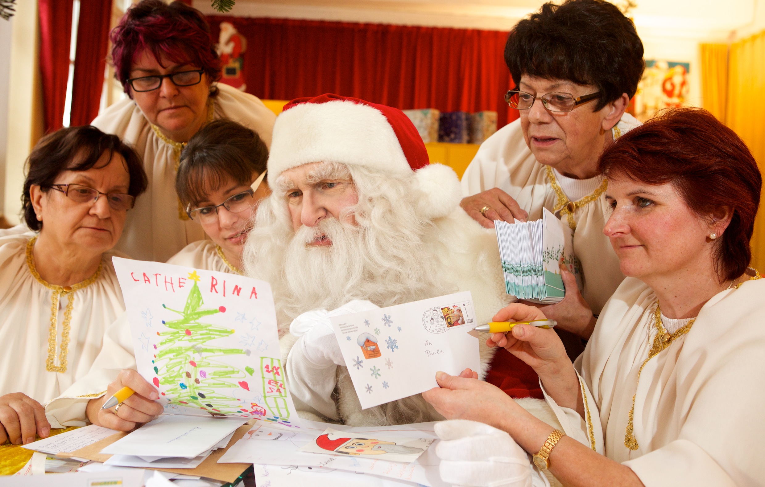 Mit Sorgfalt lesen der Weihnachtsmann und seine Helfer jeden Brief. Beantwortet wird jeder.