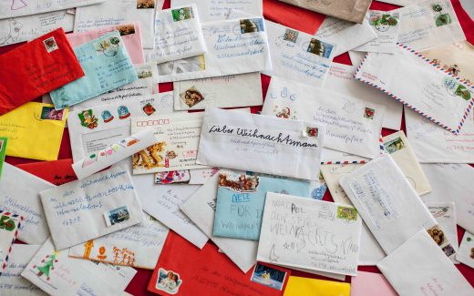 Unzählige Briefe aus aller Welt erreichen den Weihnachtsmann Jahr für Jahr in Himmelpfort