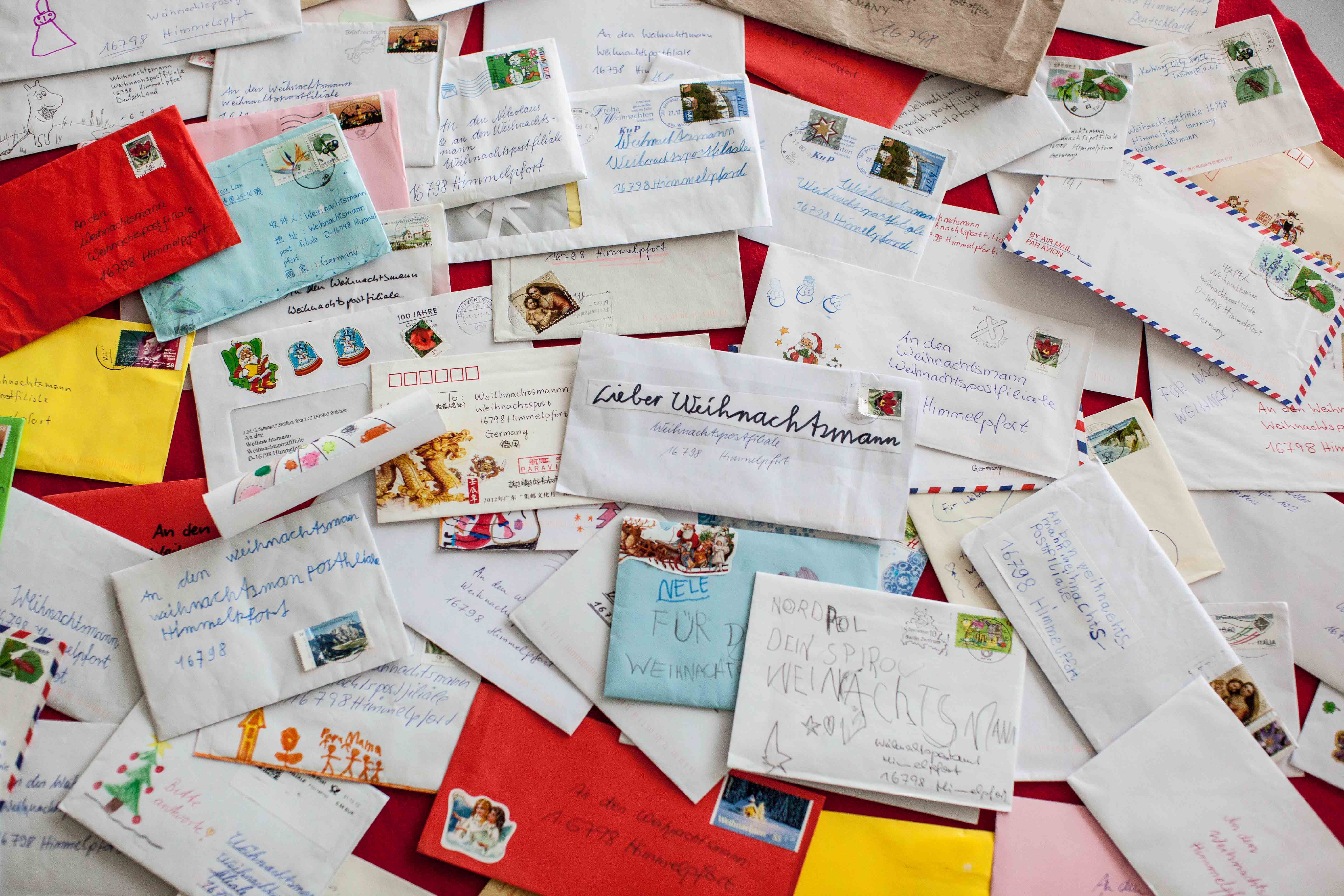 Unzählige Briefe aus aller Welt erreichen den Weihnachtsmann Jahr für Jahr in Himmelpfort